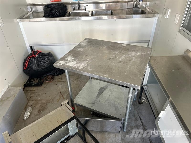FUD 14 ft T/A Food Concession Trailer مقطورات أخرى