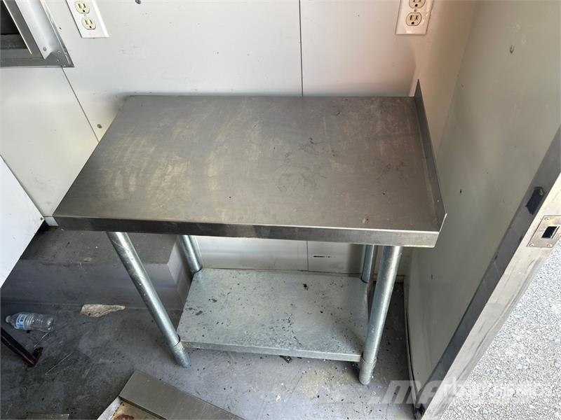 FUD 14 ft T/A Food Concession Trailer مقطورات أخرى