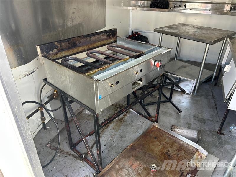 FUD 14 ft T/A Food Concession Trailer مقطورات أخرى