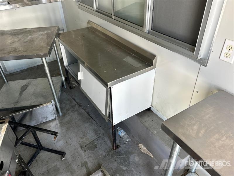 FUD 14 ft T/A Food Concession Trailer مقطورات أخرى