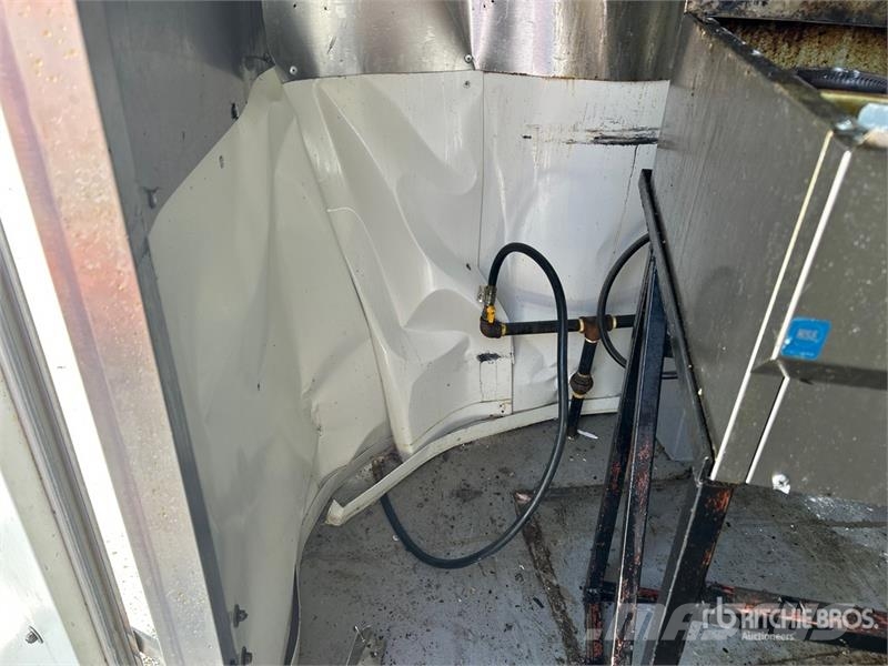 FUD 14 ft T/A Food Concession Trailer مقطورات أخرى
