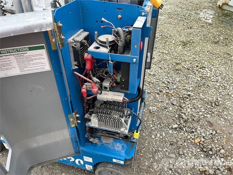 Genie GR-20 Vertical Mast Lift Used Personnel lifts and access elevators