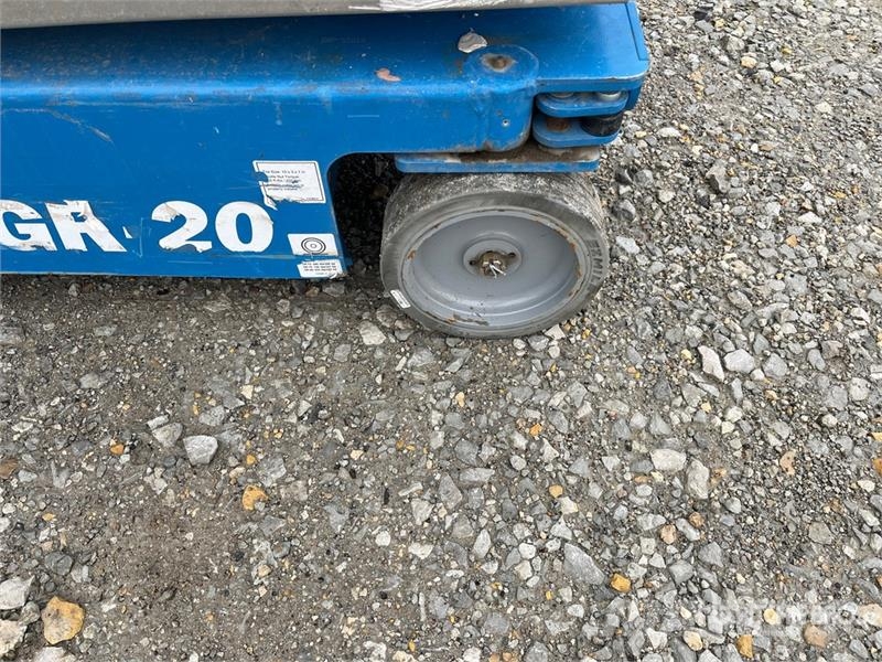 Genie GR-20 Vertical Mast Lift Used Personnel lifts and access elevators