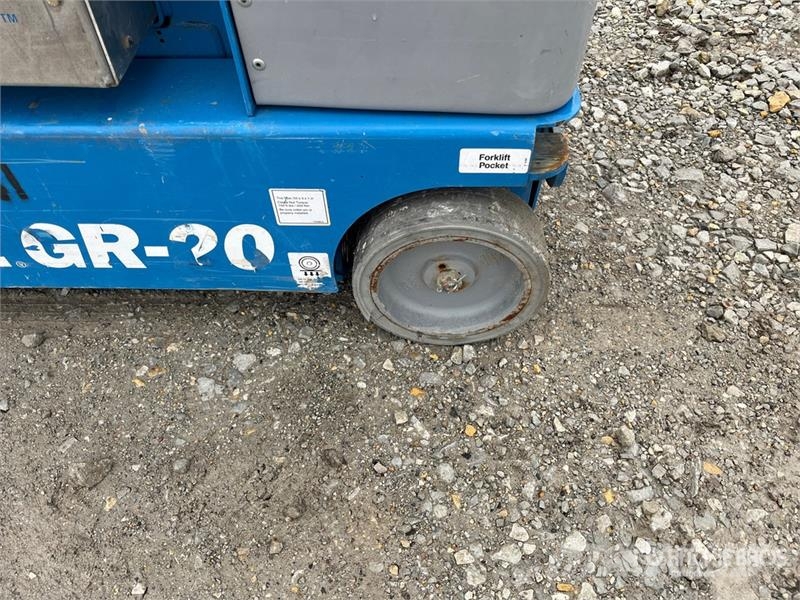 Genie GR-20 Vertical Mast Lift Used Personnel lifts and access elevators