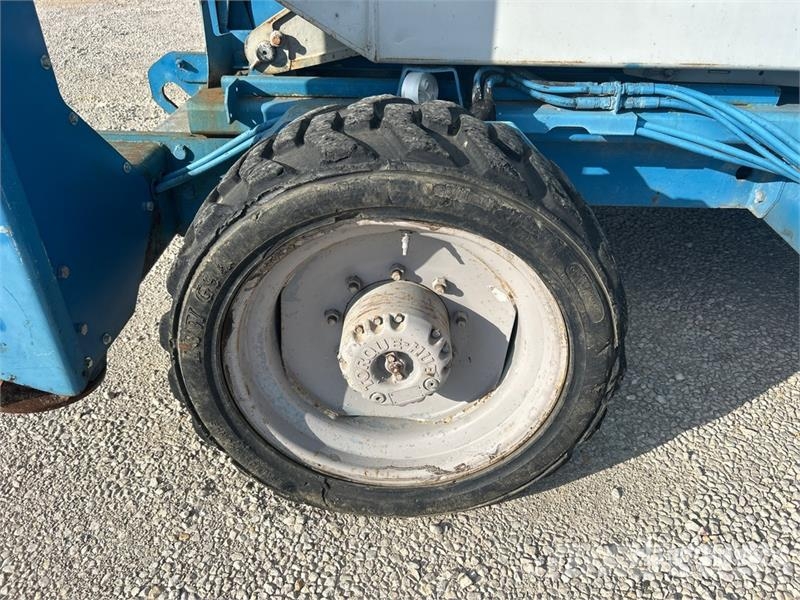 Genie GS-5390 4x4 Gasoline Scissor Lift シザースリフト