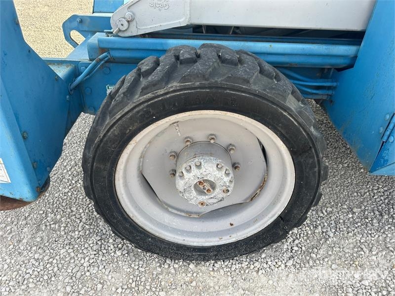 Genie GS-5390 4x4 Gasoline Scissor Lift シザースリフト