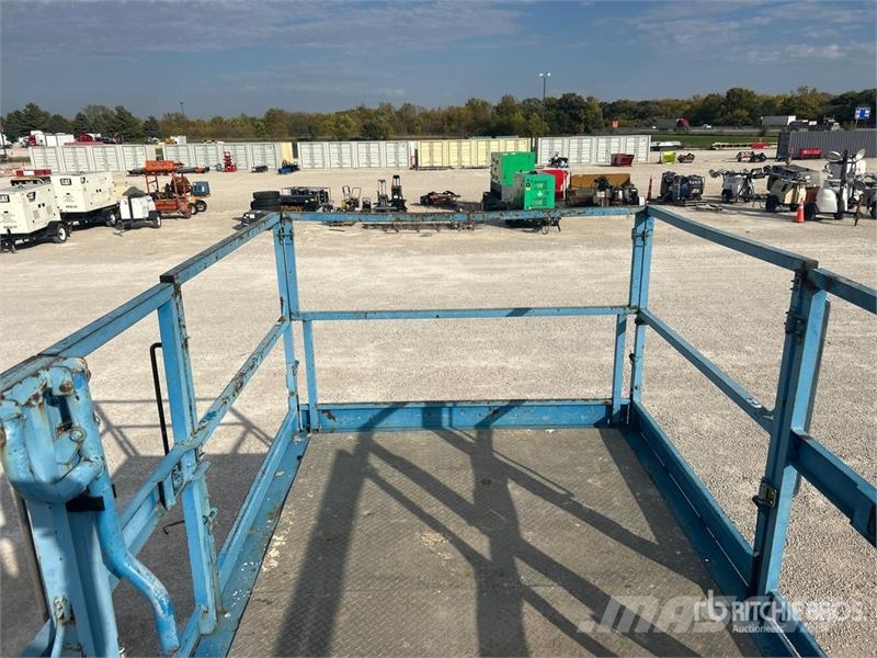 Genie GS5390RT 4x4 Gasoline Scissor Lift Scissor lifts