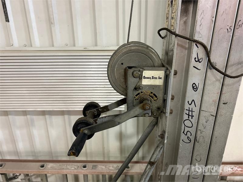Genie of (2) Genie SL18 Material Hoist Csörlők, emelőberendezések és anyagmozgató liftek