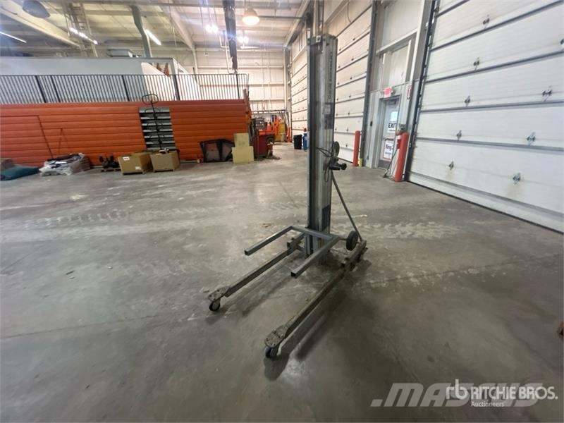 Genie of (2) Genie SL18 Material Hoist Csörlők, emelőberendezések és anyagmozgató liftek