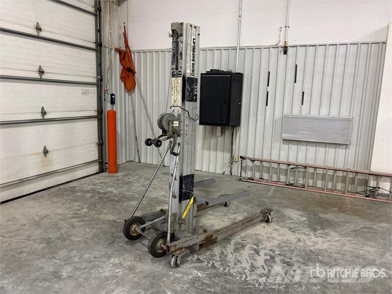 Genie of (2)  Genie SL18 Material Hoist Montacargas y elevadores de material