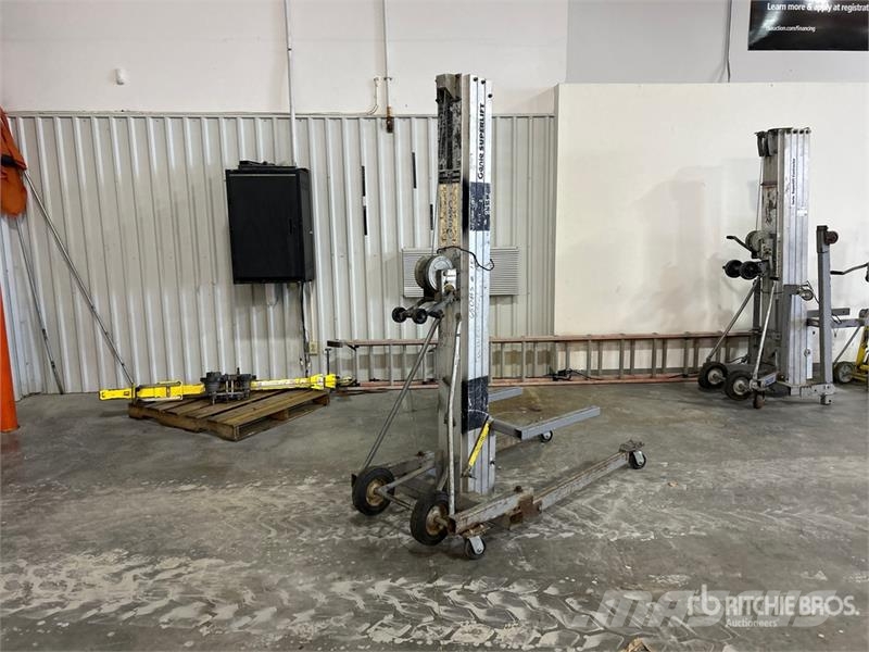 Genie of (2) Genie SL18 Material Hoist Csörlők, emelőberendezések és anyagmozgató liftek