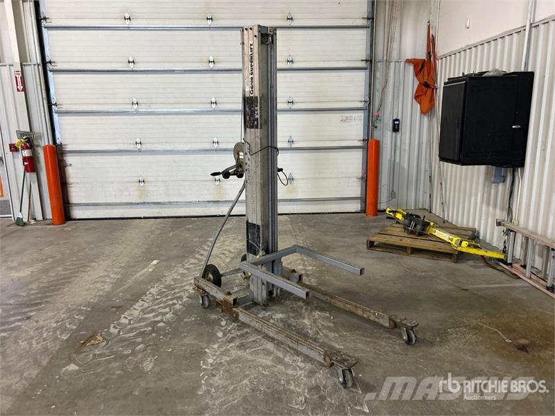 Genie of (2) Genie SL18 Material Hoist Csörlők, emelőberendezések és anyagmozgató liftek