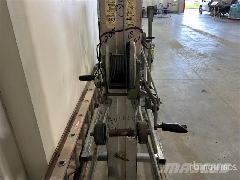 Genie of (2) Genie SL18 Material Hoist Csörlők, emelőberendezések és anyagmozgató liftek