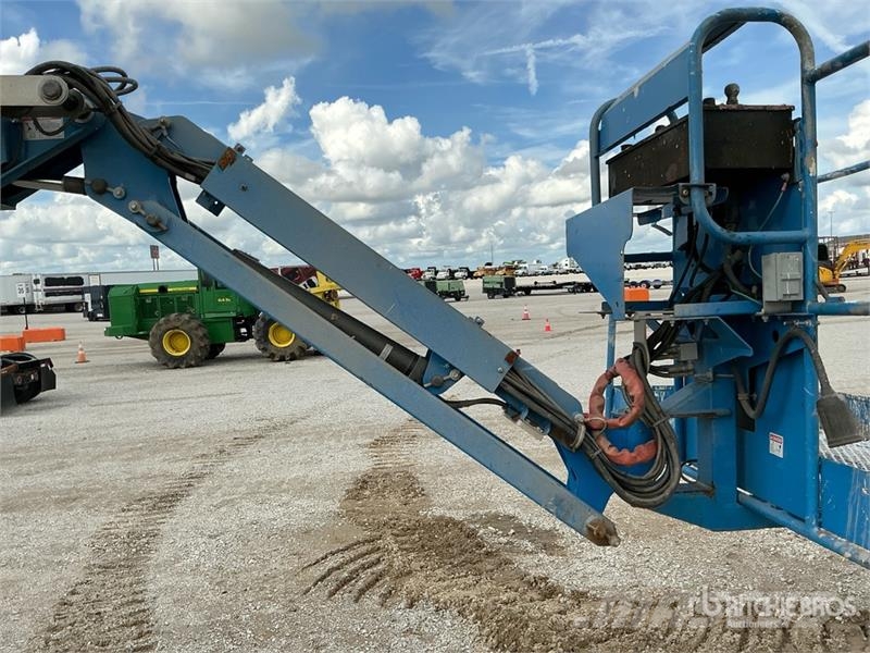 Genie Z62-40 4WD Dual Fuel Articulating Boom Lift 曲臂高空工作平台