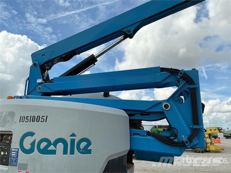 Genie Z62-40 4WD Dual Fuel Articulating Boom Lift 曲臂高空工作平台
