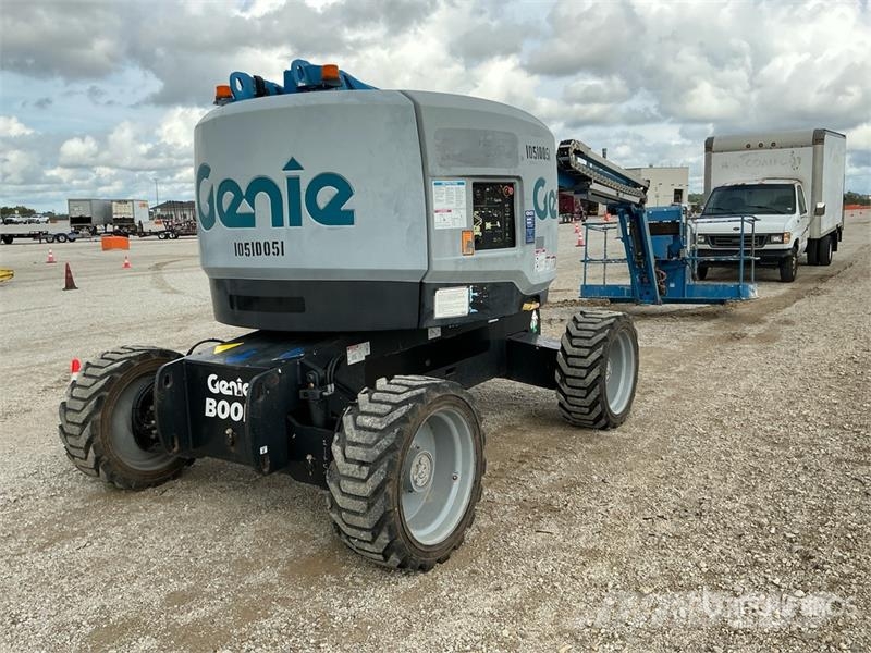 Genie Z62-40 4WD Dual Fuel Articulating Boom Lift 曲臂高空工作平台
