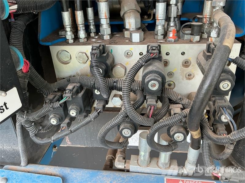 Genie Z62-40 4WD Dual Fuel Articulating Boom Lift 曲臂高空工作平台