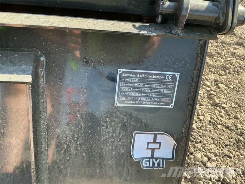 GIYI GY-BS43 43 in Mini Skid Steer Sweeper (Unused Harjad