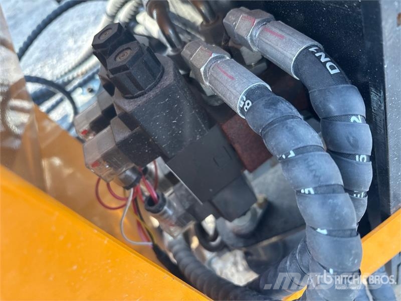 GIYI GY-ECA74 54 in Articulating Skid Steer Brush Priključne i vučne kosilice