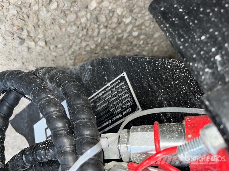  GIYI GY-SE61 61 in Skid Steer Broom (Unused) فرش