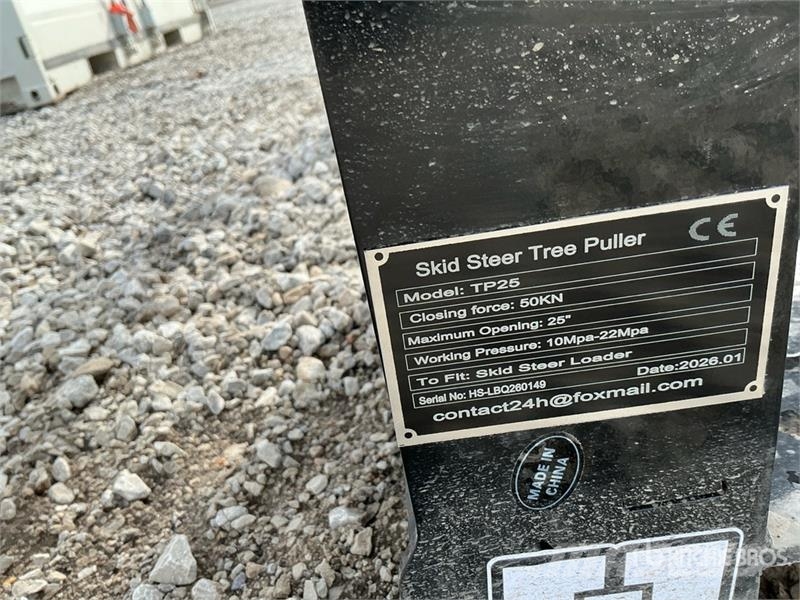  GIYI GY-TP45 25 in Skid Steer Post Puller (Unused) Other components