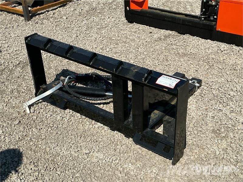 GIYI GY-TP45 25 in Skid Steer Post Puller (Unused) Other components