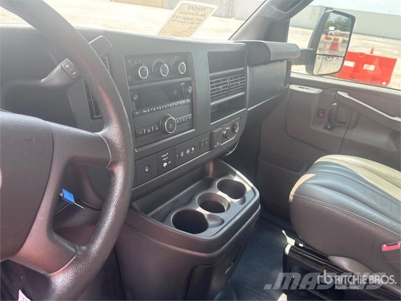 GMC Savana G3500 4x2 Van Truck Skriňová nadstavba