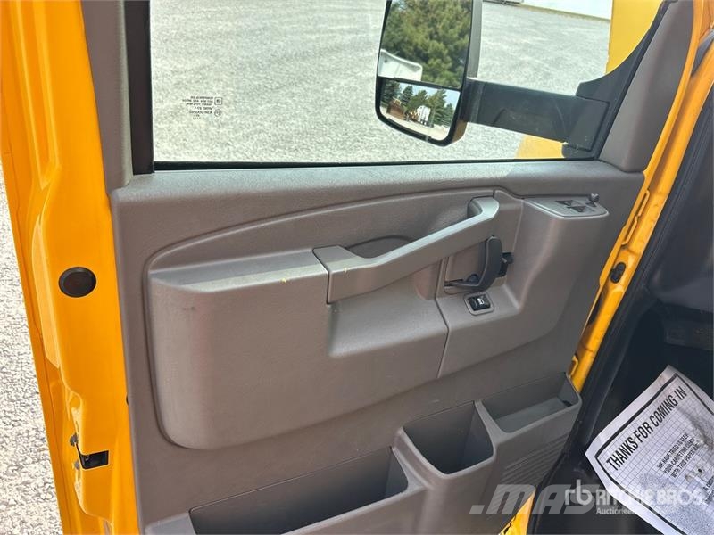 GMC Savana G3500 4x2 Van Truck Фургони