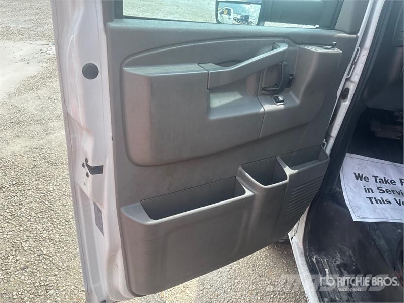 GMC Savana G3500 4x2 Van Truck Skriňová nadstavba