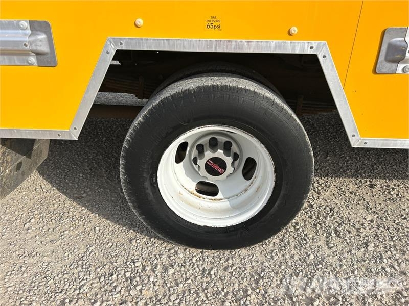 GMC Savana G3500 4x2 Van Truck Фургони