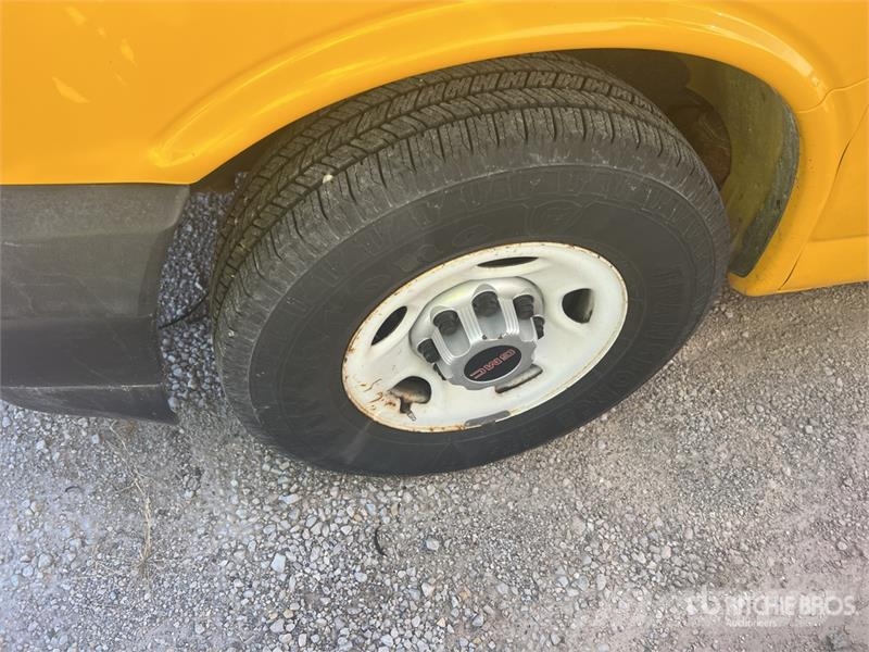 GMC Savana G3500 4x2 Van Truck Camion cassonati