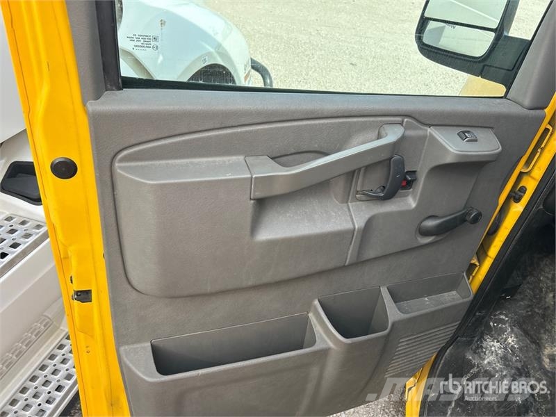 GMC Savana G3500 4x2 Van Truck Dobozos teherautók