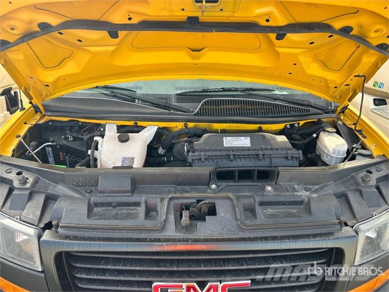 GMC Savana G3500 4x2 Van Truck Dobozos teherautók