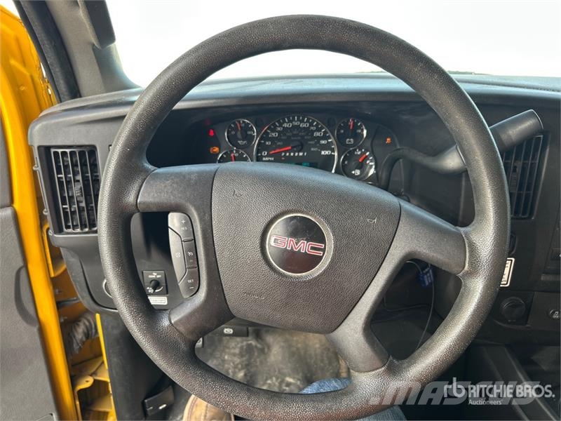 GMC Savana G3500 4x2 Van Truck Dobozos teherautók