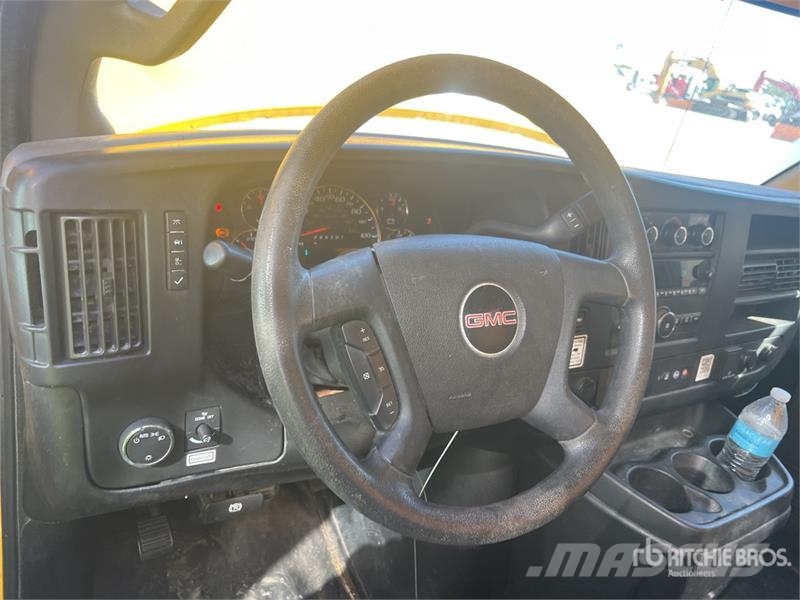 GMC Savana G3500 4x2 Van Truck Camion cassonati