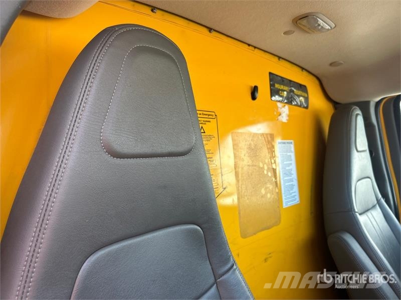GMC Savana G3500 4x2 Van Truck Dobozos teherautók