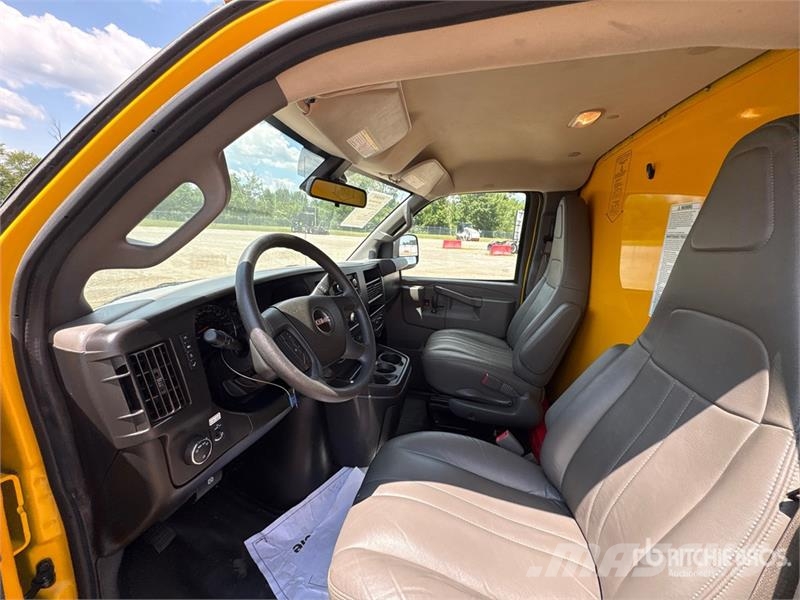 GMC Savana G3500 4x2 Van Truck Skriňová nadstavba
