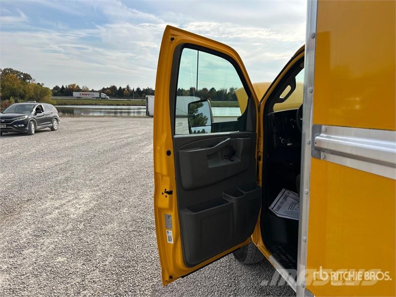 GMC Savana G3500 4x2 Van Truck Фургони
