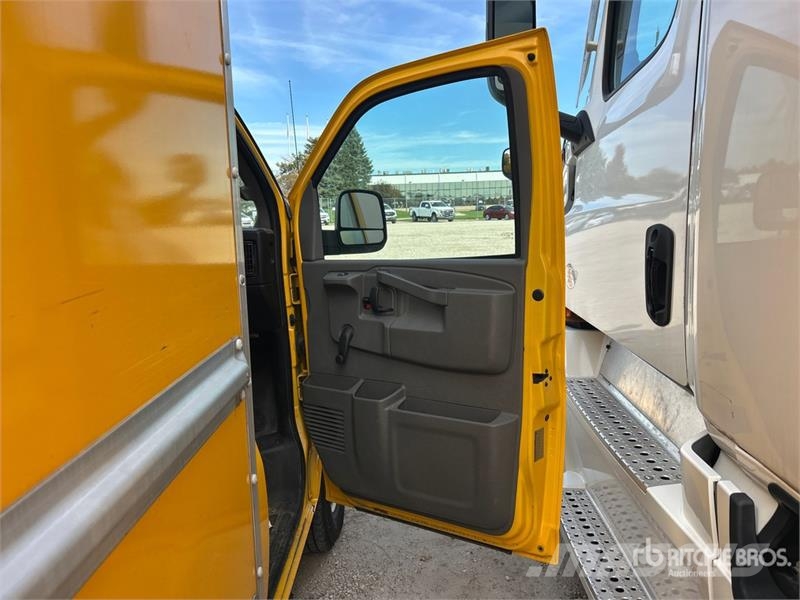 GMC Savana G3500 4x2 Van Truck Dobozos teherautók