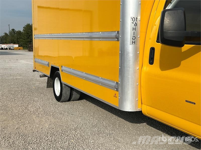 GMC Savana G3500 4x2 Van Truck Фургони