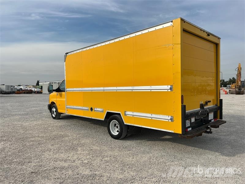 GMC Savana G3500 4x2 Van Truck Фургони