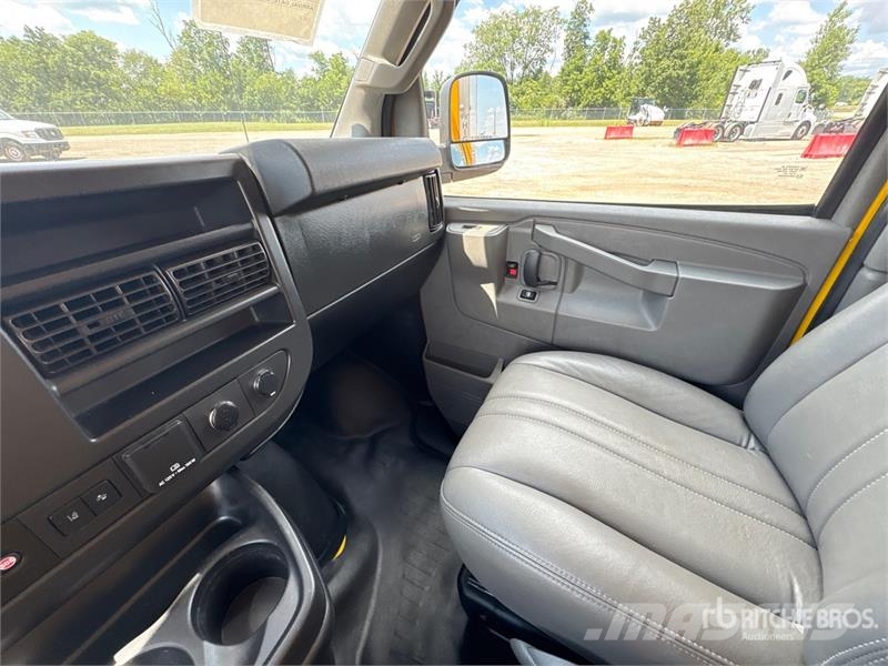 GMC Savana G3500 4x2 Van Truck Skriňová nadstavba
