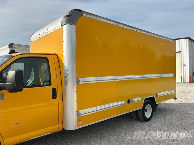 GMC Savana G3500 4x2 Van Truck Фургони