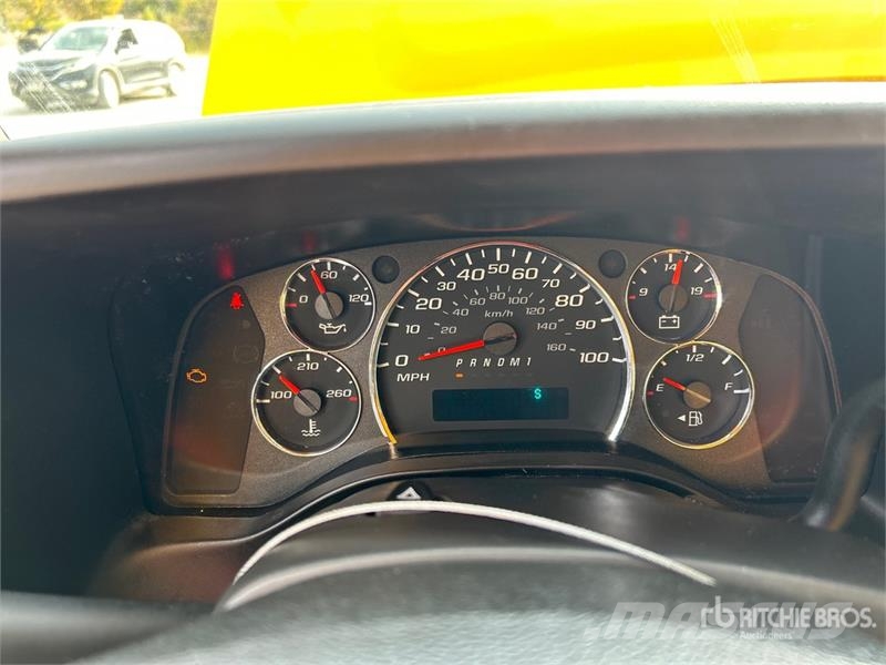 GMC Savana G3500 4x2 Van Truck Фургони