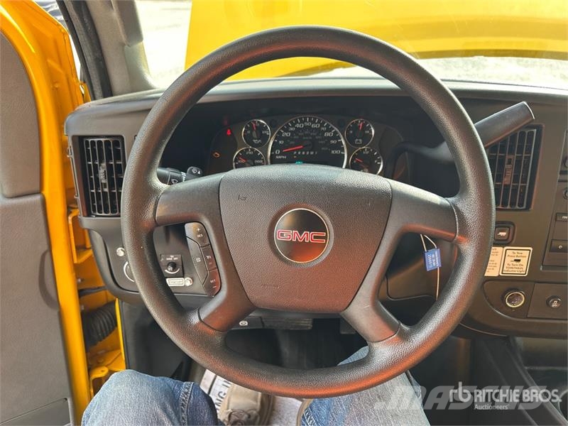 GMC Savana G3500 4x2 Van Truck Фургони