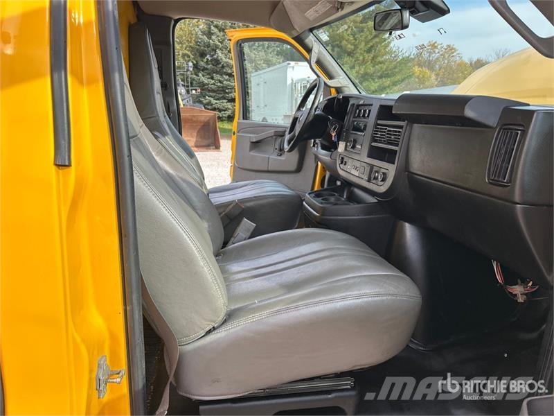 GMC Savana G3500 4x2 Van Truck Фургони