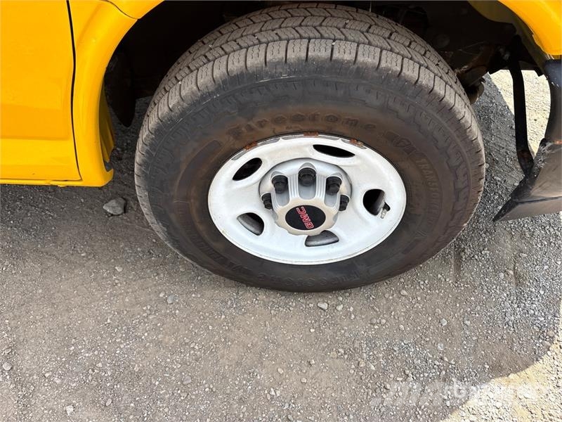 GMC Savana G3500 4x2 Van Truck Skriňová nadstavba
