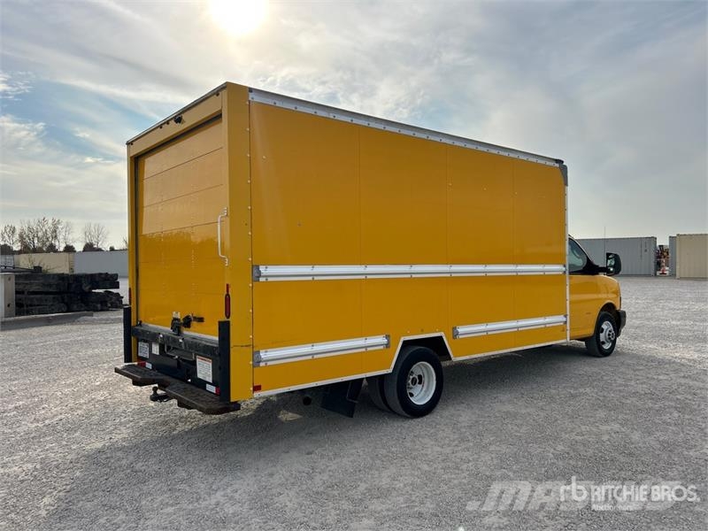 GMC Savana G3500 4x2 Van Truck Фургони