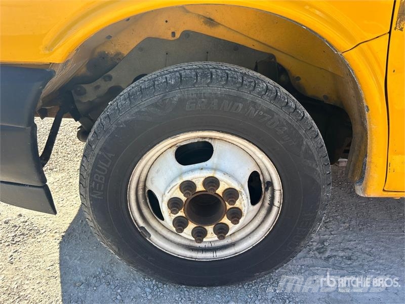 GMC Savana G3500 4x2 Van Truck Sanduk kamioni