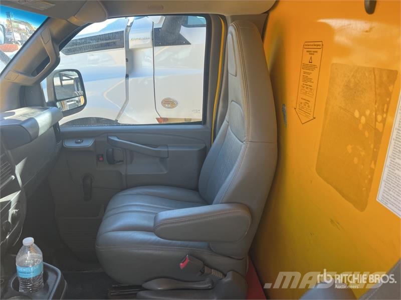 GMC Savana G3500 4x2 Van Truck Camion cassonati